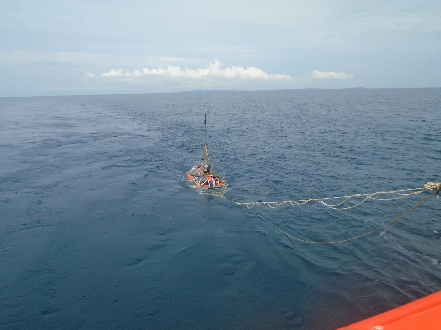 Tàu hỗ trợ các hoạt động ROV lặn